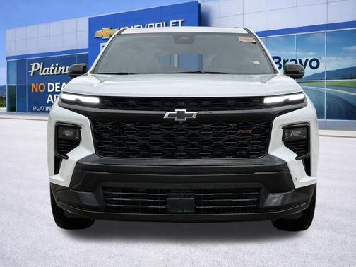 Iridescent Pearl Tricoat 2024 Chevrolet Traverse RS