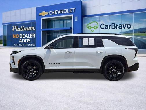 Iridescent Pearl Tricoat 2024 Chevrolet Traverse RS