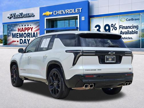 Iridescent Pearl Tricoat 2024 Chevrolet Traverse RS