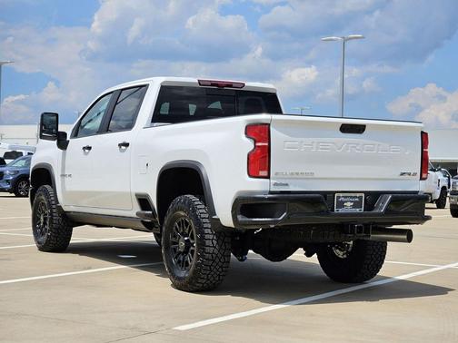 2025 Chevrolet Silverado 2500 4WD Crew Cab Standard Bed ZR2