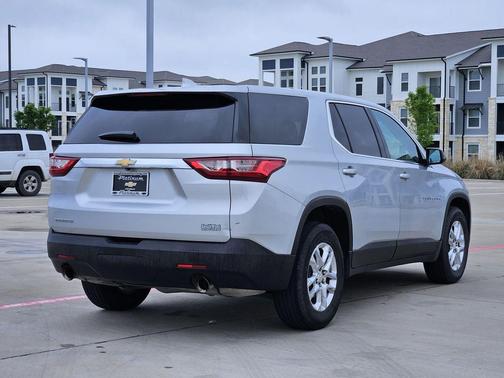 Silver Ice Metallic 2020 Chevrolet Traverse LS