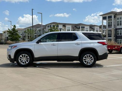 Silver Ice Metallic 2020 Chevrolet Traverse LS