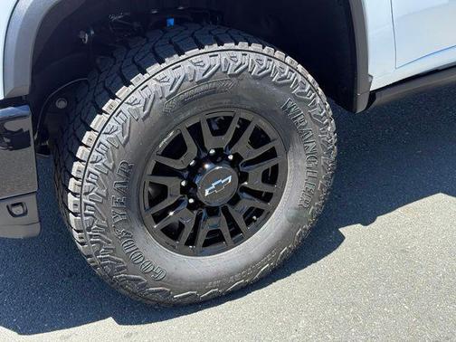 Summit White 2026 Chevrolet Silverado 2500 Crew Cab, Standard Bed, XR2, 4WD
