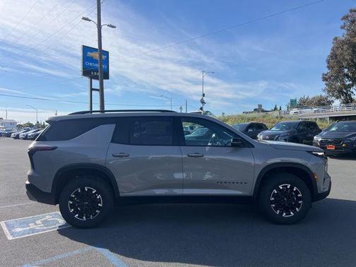 Sandstone Gray 2026 Chevrolet Traverse AWD Z71