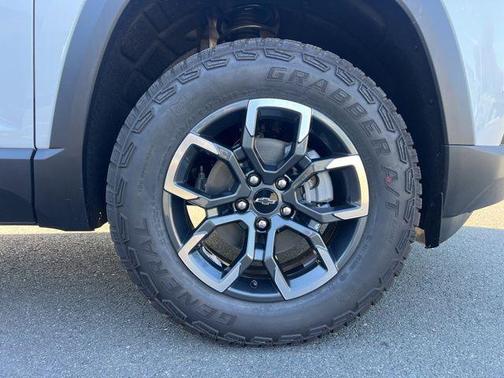 Polar White Tricoat 2026 Chevrolet Equinox FWD ACTIV
