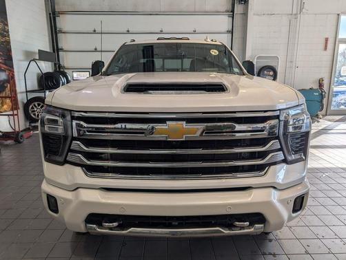 Iridescent Pearl Tricoat 2024 Chevrolet Silverado 2500 High Country