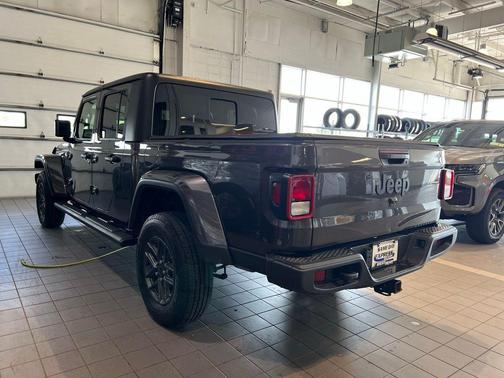 Granite Crystal Metallic Clearcoat 2025 Jeep Gladiator Sport S