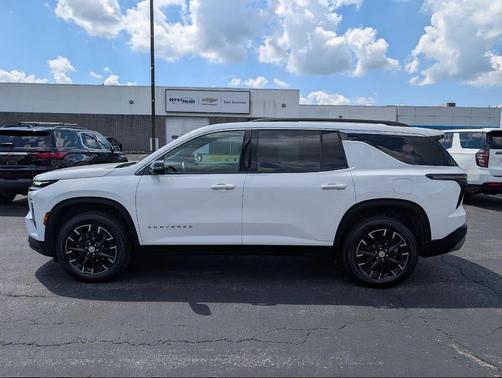 Summit White 2025 Chevrolet Traverse LT
