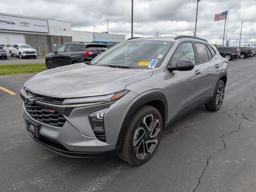 Sterling Gray Metallic 2024 Chevrolet Trax FWD 2RS
