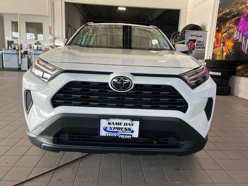 Ice Cap 2024 Toyota RAV4 XLE