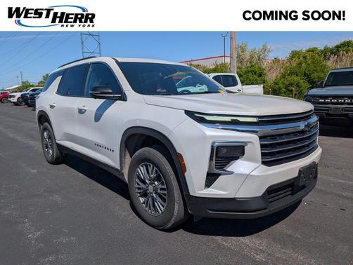 Iridescent Pearl Tricoat 2024 Chevrolet Traverse LT