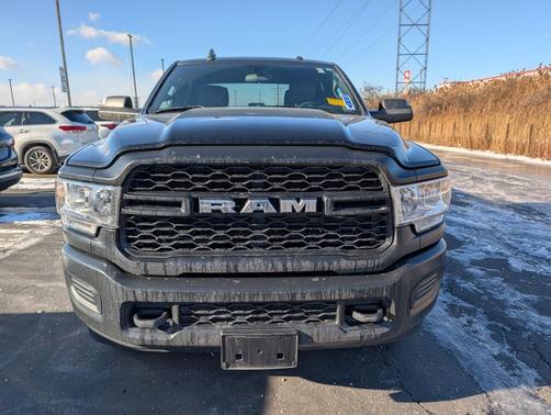 2022 RAM 3500 Tradesman Crew Cab 4x4 6'4' Box