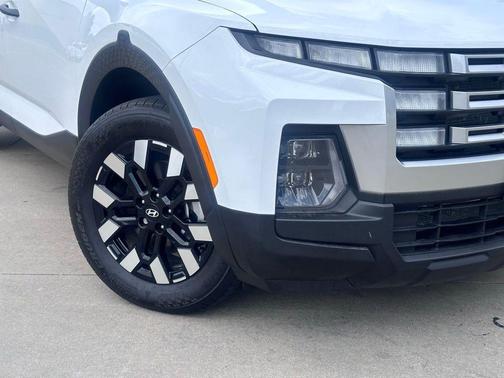Atlas White 2025 Hyundai SANTA CRUZ SEL