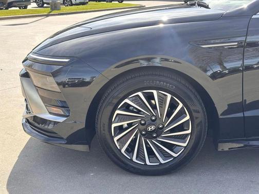 Abyss Black 2025 Hyundai SONATA Hybrid Limited