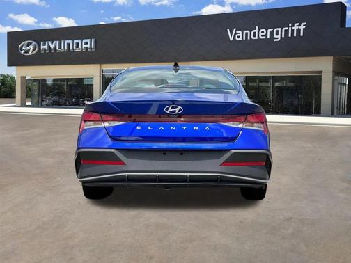 2025 Hyundai ELANTRA SE
