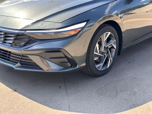 2025 Hyundai ELANTRA Limited