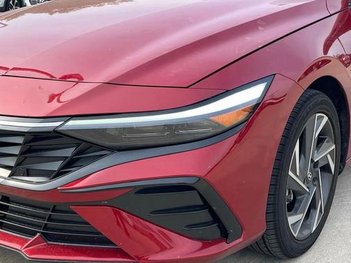 2025 Hyundai ELANTRA SEL