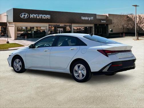 2025 Hyundai ELANTRA SE