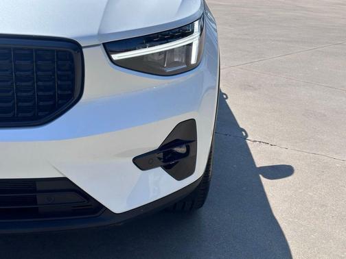2023 Volvo XC40 B5 Plus Dark Theme