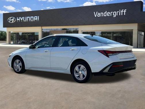 2025 Hyundai ELANTRA SE