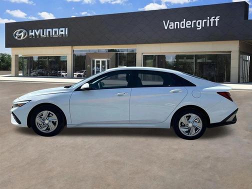 2025 Hyundai ELANTRA SE