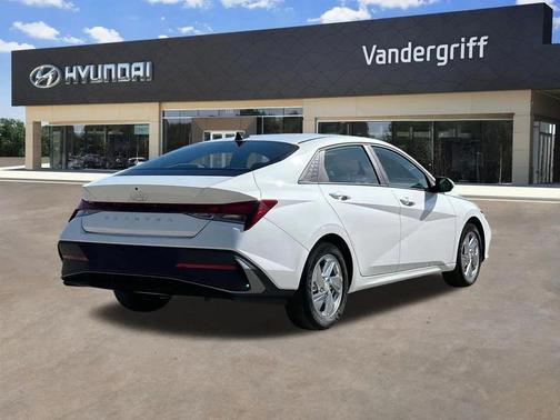 2025 Hyundai ELANTRA SE