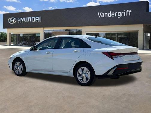 2025 Hyundai ELANTRA SE