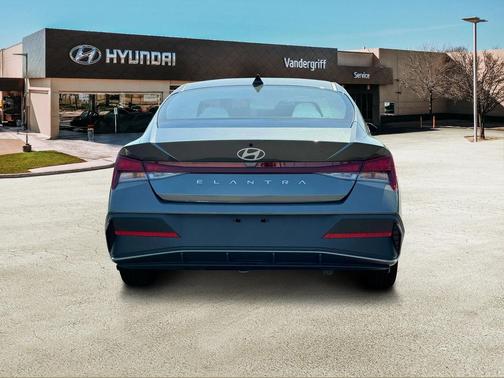 2025 Hyundai ELANTRA SE