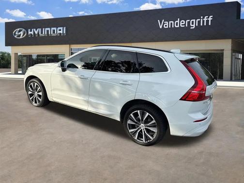 2022 Volvo XC60 B5 Momentum