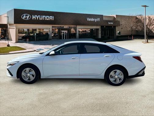 2025 Hyundai ELANTRA SE