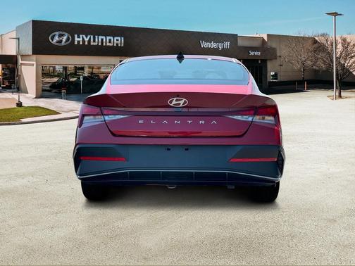 2025 Hyundai ELANTRA SE