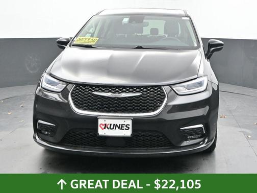 Brilliant Black Crystal Pearlcoat 2023 Chrysler Pacifica Touring-L