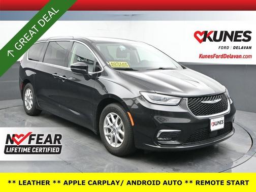 Brilliant Black Crystal Pearlcoat 2023 Chrysler Pacifica Touring-L