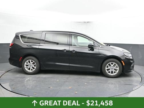 Brilliant Black Crystal Pearlcoat 2023 Chrysler Pacifica Touring-L