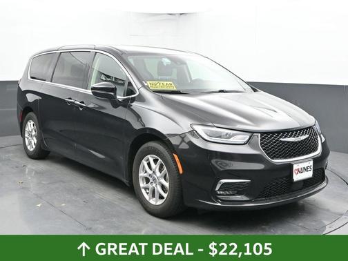 Brilliant Black Crystal Pearlcoat 2023 Chrysler Pacifica Touring-L