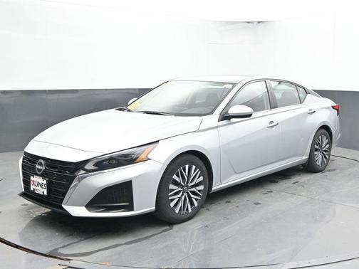 Brilliant Silver Metallic 2023 Nissan Altima 2.5 SV