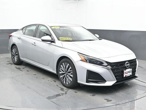 Brilliant Silver Metallic 2023 Nissan Altima 2.5 SV