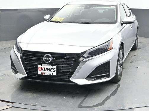 Brilliant Silver Metallic 2023 Nissan Altima 2.5 SV