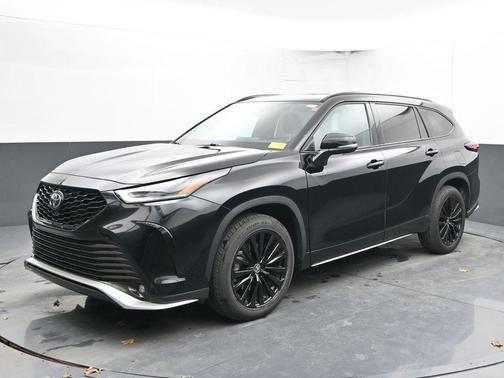 Midnight Black Metallic 2025 Toyota Highlander XSE