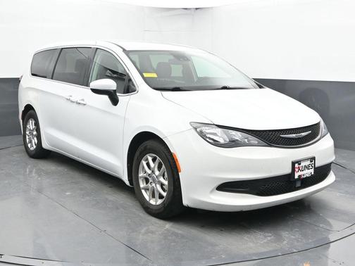 Bright White Clearcoat 2023 Chrysler Voyager LX