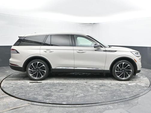 Ceramic Pearl Metallic 2024 Lincoln Aviator Reserve AWD