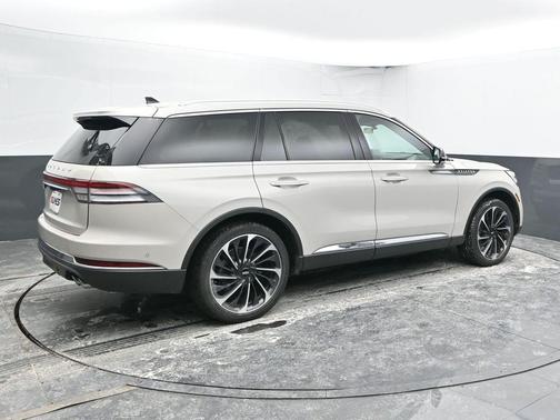 Ceramic Pearl Metallic 2024 Lincoln Aviator Reserve AWD