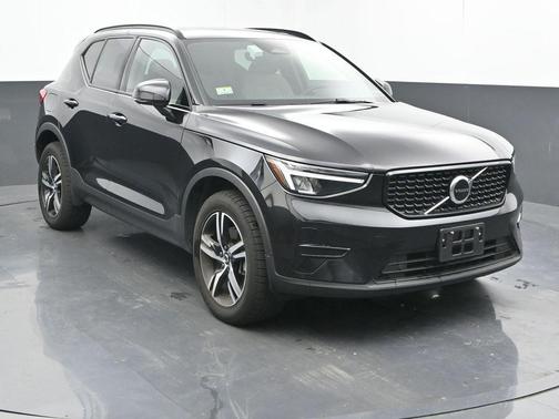 2024 Volvo XC40 B5 Core