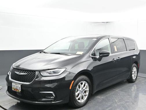 2023 Chrysler Pacifica Touring-L