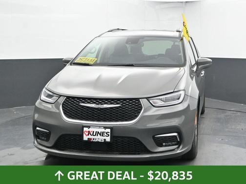 2022 Chrysler Pacifica Touring-L