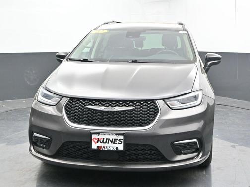 2022 Chrysler Pacifica Touring-L