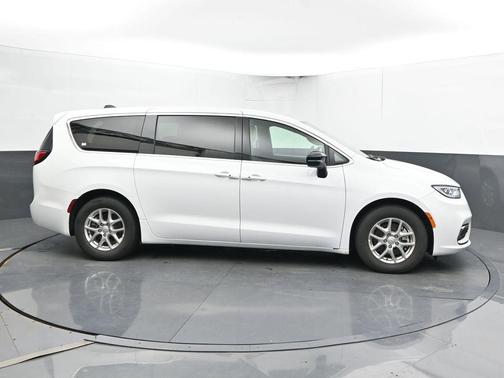 Bright White Clearcoat 2025 Chrysler Pacifica Select