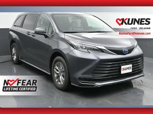 2025 Toyota Sienna LE