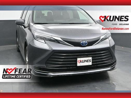 2025 Toyota Sienna LE