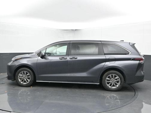 2025 Toyota Sienna LE